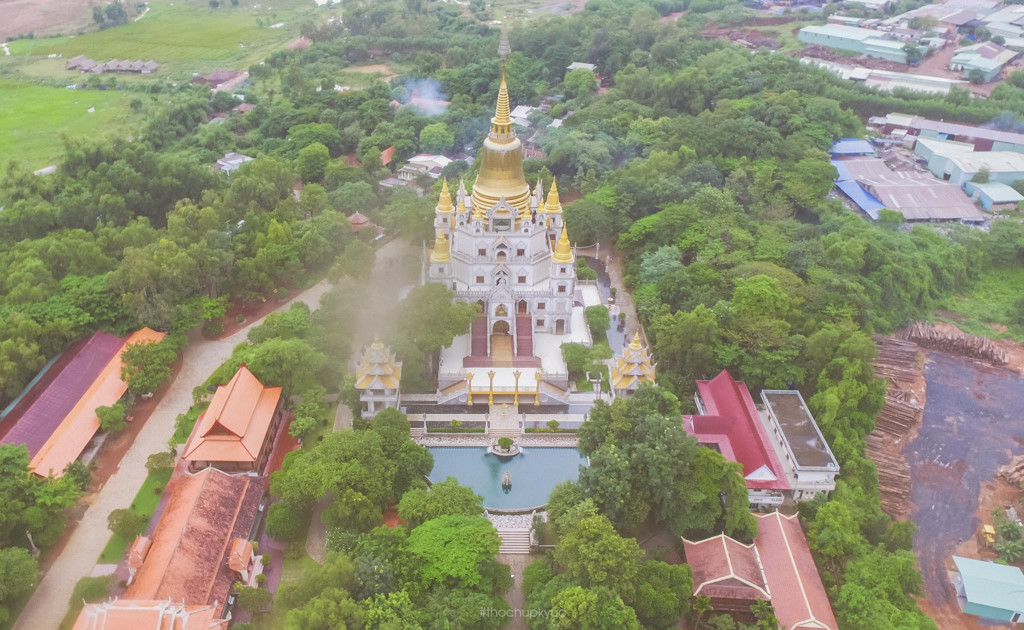 Chùa[-]vàng[-]Bửu[-]Long[-]rực[-]rỡ[-]trong[-]màn[-]mưa[-]